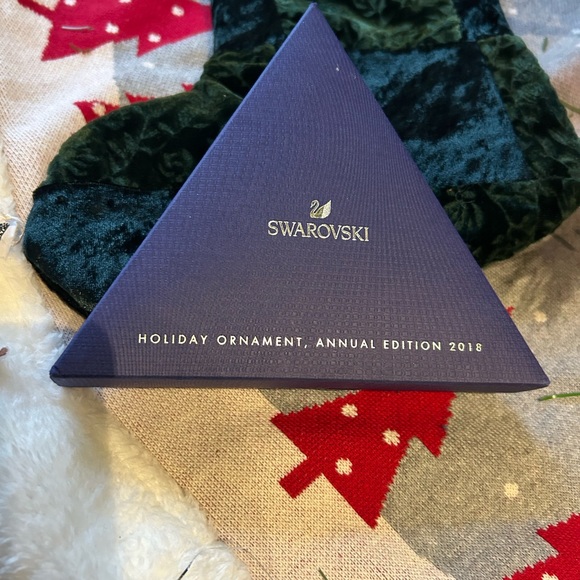 2018 Annual Edition HOLIDAY Christmas ORNAMENT RED 5460487 - Picture 2 of 7